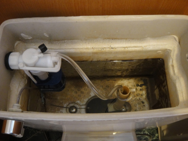トイレタンク水漏れ2.JPG